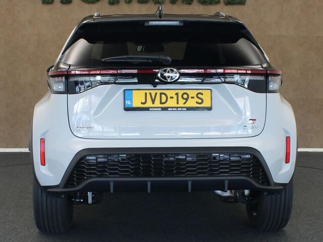Toyota YARIS Cross 1.5 Hybrid 130 GR SPORT - DIRECT UIT VOORRAAD LEVERBAAR! - ELEKTRISCHE ACHTERKLEP - CAMERA - PARKEERSENSOREN VOOR/ ACHTER - HEAD UP DISPLAY - DODEHOEK DETECTIE - VOORSTOELEN VERWARMD - STUUR VERWARMD - VOORRUIT VERWARMD - KEYLESS ENTRY/ START - SPO