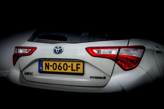 Toyota YARIS 1.5 Hybrid Y20 | Automaat | Clima | Two-Tone lak Wit Metallic / Zwart Dak | Camera | | Pdc | Clima | Keyless | Stoel verwarming | Dab | Getint Glas |