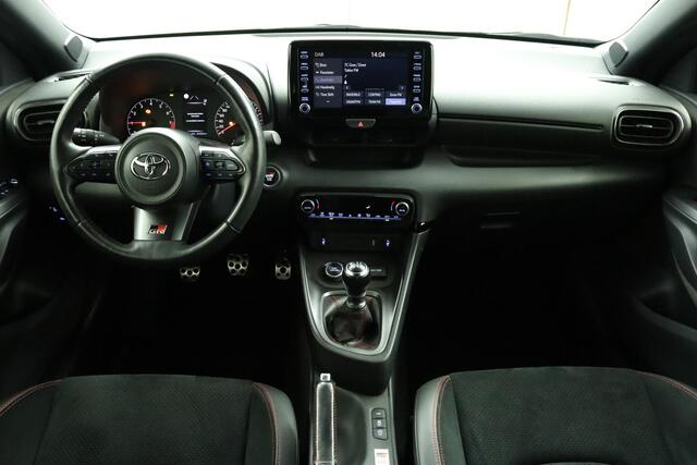 Toyota YARIS 1.6 GR Premium | 4WD | 261 PK | Apple carplay | Stuur en stoelverwarming |