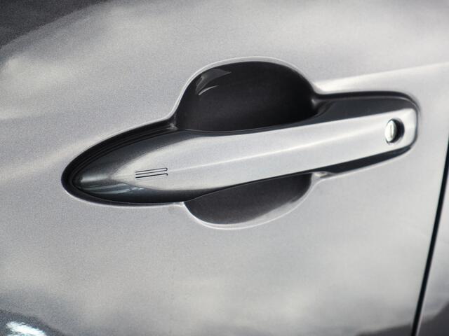 Toyota YARIS Cross 1.5 Hybrid 130 Dynamic | Dodehoekdetectie | Parkeersensoren Voor en Achter | Stuurwiel- En Stoelverwarming | Botsherkenning | Grootlichtassistent