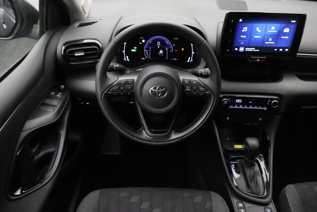 Toyota YARIS 1.5 Hybrid 115 Dynamic 2025 | INCL. BTW | Stoel & Stuurverwarming | Carplay | DAB Radio | Adaptive Cruise Control | Achteruitrij Camera | Draadloze Telefoon Lader | Stuurwiel Bediening | Lichtmetalen Velgen | Climate Control | Origineel Nederlands NAP