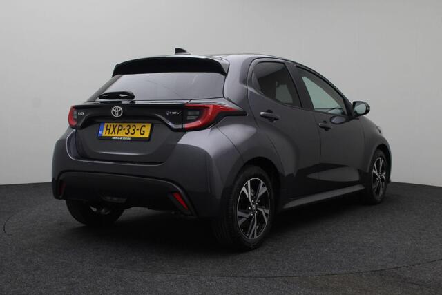 Toyota YARIS 1.5 Hybrid 115 Dynamic 2025 | INCL. BTW | Stoel & Stuurverwarming | Carplay | DAB Radio | Adaptive Cruise Control | Achteruitrij Camera | Draadloze Telefoon Lader | Stuurwiel Bediening | Lichtmetalen Velgen | Climate Control | Origineel Nederlands NAP
