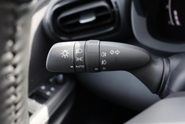 Toyota YARIS 1.5 Hybrid 115 Dynamic, BSM, Stoelverwarming, Stuurverwarming, Parkeersensoren.