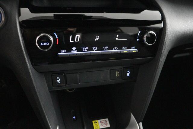 Toyota YARIS Cross 1.5 Hybrid 115 First Edition | stoel en stuurverwarming | Navigatie | Apple Carplay/Android Auto |