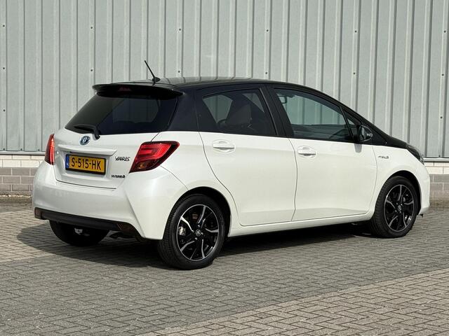 Toyota YARIS 1.5 Hybrid Dynamic Bi-Tone / Dealer Onderhouden / Fabrieksgarantie t/m 07-2027 / Navigatie / Camera / Cruise Control / Bluetooth / Climate Control / Keyless /