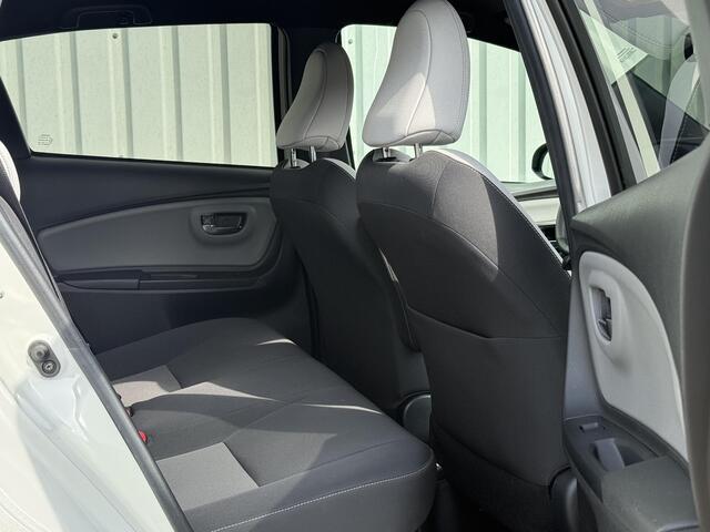 Toyota YARIS 1.5 Hybrid Dynamic Bi-Tone / Dealer Onderhouden / Fabrieksgarantie t/m 07-2027 / Navigatie / Camera / Cruise Control / Bluetooth / Climate Control / Keyless /