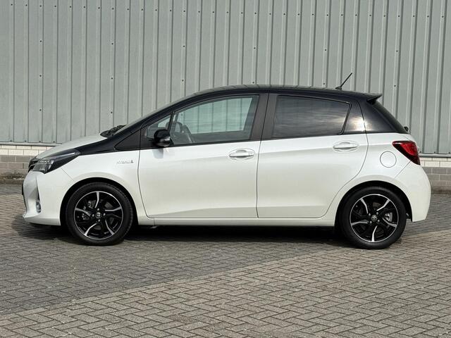 Toyota YARIS 1.5 Hybrid Dynamic Bi-Tone / Dealer Onderhouden / Fabrieksgarantie t/m 07-2027 / Navigatie / Camera / Cruise Control / Bluetooth / Climate Control / Keyless /