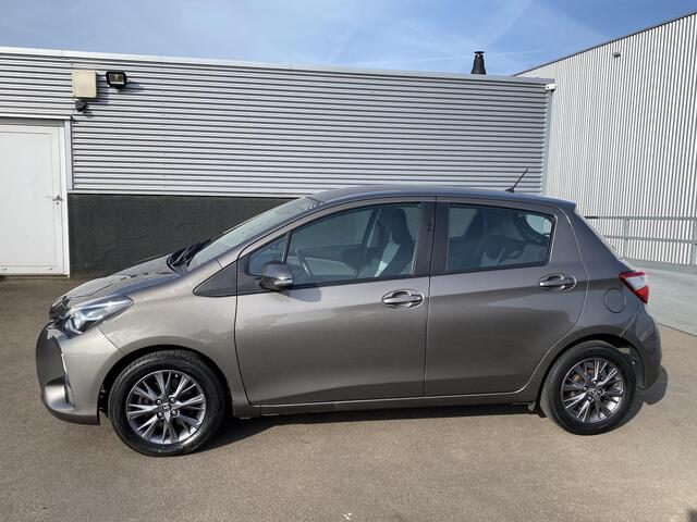 Toyota YARIS 1.5 VVT-i Energy Stoelverwarming, stoere matte grijze velgen, achteruitrij camera, cruise control, automaat!