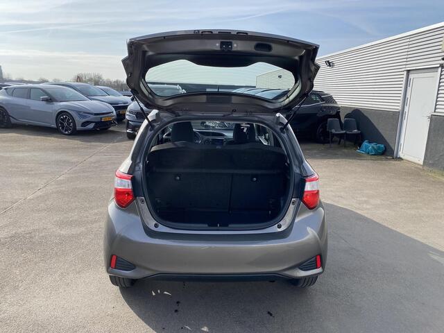 Toyota YARIS 1.5 VVT-i Energy Stoelverwarming, stoere matte grijze velgen, achteruitrij camera, cruise control, automaat!