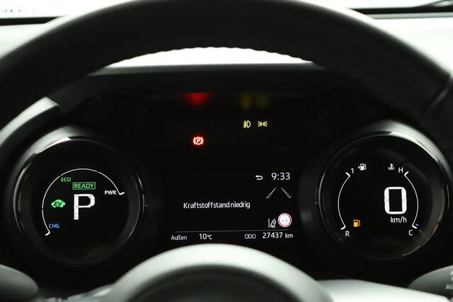 Toyota YARIS 1.5 Hybrid Executive | Parkeersensoren | Head-up display | Half lederen bekleding | Stoelverwarming | Stuurverwarming | All seasons |