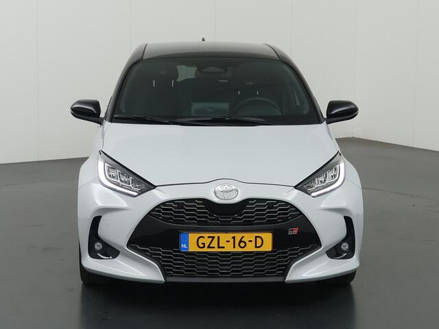 Toyota YARIS 1.5 Hybrid 130 GR SPORT | Navigatie | Sportstoelen | Digitaal Dashboard | Apple CarPlay/Android Auto | Camera | DAB | Stoelverwarming | Panoramadak | Adaptieve Cruise Control | Stuurverwarming |