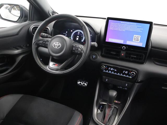 Toyota YARIS 1.5 Hybrid 130 GR SPORT | Navigatie | Sportstoelen | Digitaal Dashboard | Apple CarPlay/Android Auto | Camera | DAB | Stoelverwarming | Panoramadak | Adaptieve Cruise Control | Stuurverwarming |