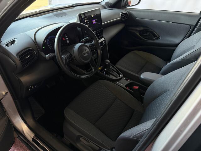 Toyota YARIS Cross 1.5 HYBRID DYNAMIC STOEL/STUUR VERW. 17''LMV KEYLESS CAMERA LED ZWARTE HEMEL ? Top Auto's Wijchen , Al 30 Jaar verkoop van Toyota , Type's Launch / Executive / Dynamic / First Edition / Business / Zowel Phev / Hev / Benzine / met fabrieksgarantie ?