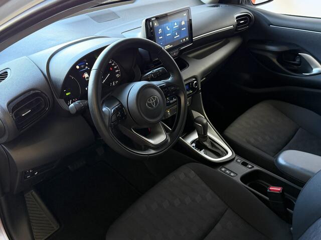 Toyota YARIS 1.5 HYBRID STOEL/STUUR VERW CARPLAY CAMERA LMV ADAP.CRUISE ? Top Auto's Wijchen , Al 30 Jaar verkoop van Toyota , Type's Launch / Executive / Dynamic / First Edition / Business / Zowel Phev / Hev / Benzine / met fabrieksgarantie ?