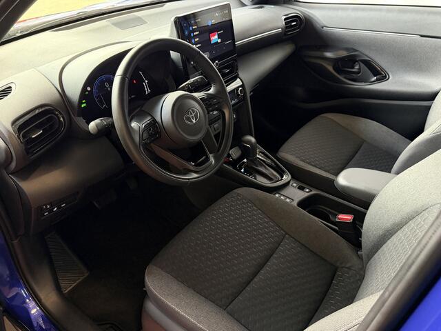 Toyota YARIS Cross 1.5 HYBRID DYNAMIC STOEL/STUUR VERW. 17''LMV KEYLESS CAMERA LED ZWARTE HEMEL ? Top Auto's Wijchen , Al 30 Jaar verkoop van Toyota , Type's Launch / Executive / Dynamic / First Edition / Business / Zowel Phev / Hev / Benzine / met fabrieksgarantie ?