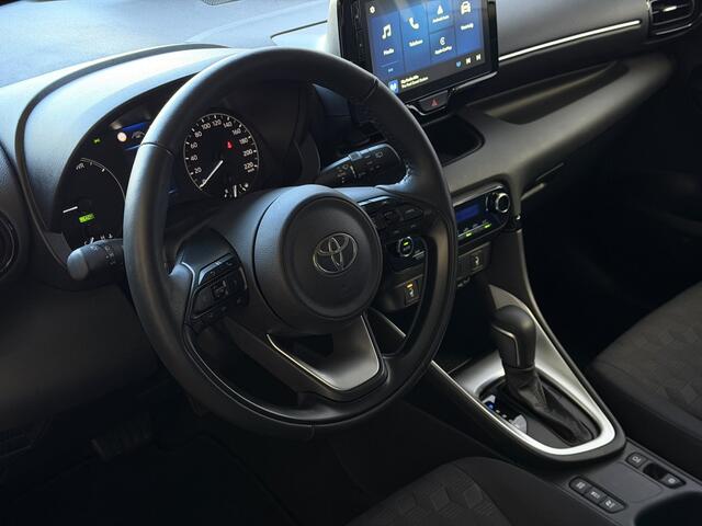 Toyota YARIS 1.5 HYBRID STOEL/STUUR VERW CARPLAY CAMERA LMV ADAP.CRUISE ? Top Auto's Wijchen , Al 30 Jaar verkoop van Toyota , Type's Launch / Executive / Dynamic / First Edition / Business / Zowel Phev / Hev / Benzine / met fabrieksgarantie ?