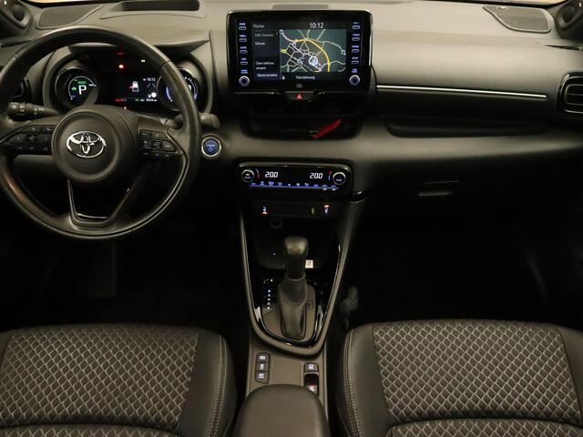 Toyota YARIS 1.5 Hybrid Executive - ORIGINEEL NEDERLANDSE AUTO - PANORAMADAK - HEAD-UP DISPLAY - PARKEERSENSOREN VOOR EN ACHTER - ACHTERUITRIJ CAMERA - STUUR EN STOEL VERWARMING - DRAADLOZE TELEFOONLADER - ADAPTIVE CRUISE CONTROL