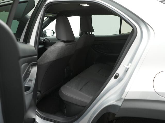 Toyota YARIS Cross 1.5 Hybrid 130 Dynamic | Stuur- en stoelverwarming | Parkeersensoren v+a | Navigatie gaat naar Leseman foto's