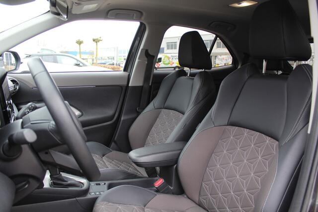 Toyota YARIS Cross 1.5 Hybrid 130 Executive 2e Paasdag open van 10:00 - 15:00 | Rijklaar | Camera's | JBL | PDC | Blind Spot | Apple/Android | Camera | El. achterklep | Stoel/Stuur-verwarming | All season
