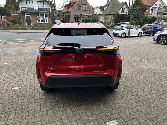 Toyota YARIS Cross 1.5 Hybrid 130 Dynamic + Comfort Pack dodehoekdetectie / stoelverwarming / stuurwielverwarming / parkeersensoren voor + achter / Navigatie / Apple Carplay / Android Auto / parkeercamera / 10 jaar Toyota garantie / rijklaarprijs incl. Toyota Pechhulp