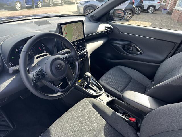 Toyota YARIS Cross 1.5 Hybrid 130 Dynamic + Comfort Pack dodehoekdetectie / stoelverwarming / stuurwielverwarming / parkeersensoren voor + achter / Navigatie / Apple Carplay / Android Auto / parkeercamera / 10 jaar Toyota garantie / rijklaarprijs incl. Toyota Pechhulp