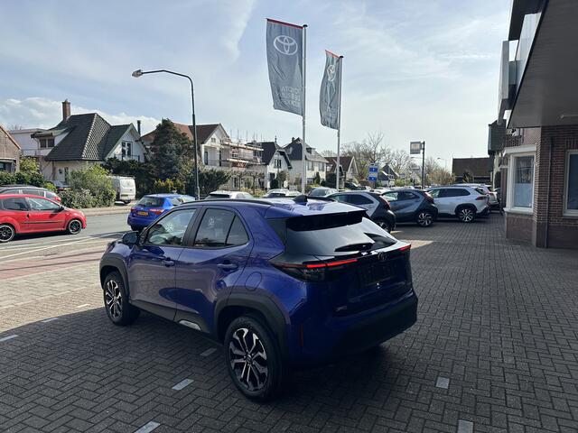 Toyota YARIS Cross 1.5 Hybrid 130 Dynamic + Comfort Pack dodehoekdetectie / stoelverwarming / stuurwielverwarming / parkeersensoren voor + achter / Navigatie / Apple Carplay / Android Auto / parkeercamera / 10 jaar Toyota garantie / rijklaarprijs incl. Toyota Pechhulp