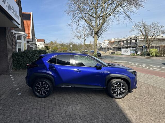 Toyota YARIS Cross 1.5 Hybrid 130 Dynamic + Comfort Pack dodehoekdetectie / stoelverwarming / stuurwielverwarming / parkeersensoren voor + achter / Navigatie / Apple Carplay / Android Auto / parkeercamera / 10 jaar Toyota garantie / rijklaarprijs incl. Toyota Pechhulp