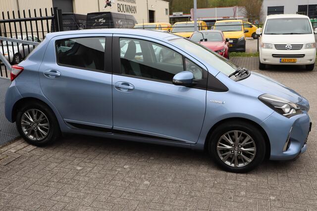 Toyota YARIS 1.5 Hybrid Achteruitrijcamera/Lane assist/Cruise control/Navigatie/Bluetooth/Licht metalen velgen