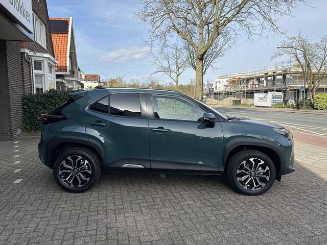 Toyota YARIS Cross 1.5 Hybrid 130 Dynamic+ Comfort Pack dodehoekdetectie / stoelverwarming / stuurwielverwarming / parkeersensoren voor + achter / Navigatie / Apple Carplay / Android Auto / parkeercamera / 10 jaar Toyota garantie / rijklaarprijs incl. Toyota Pechhulpp