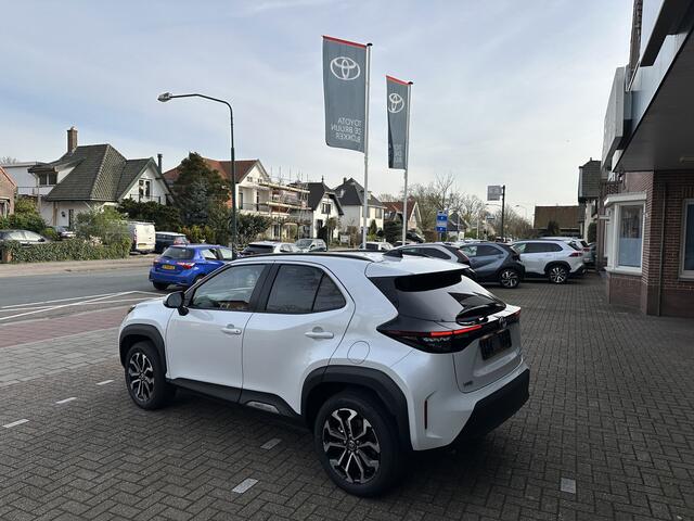 Toyota YARIS Cross 1.5 Hybrid 130 Dynamic + Comfort Pack dodehoekdetectie / stoelverwarming / stuurwielverwarming / parkeersensoren voor + achter / Navigatie / Apple Carplay / Android Auto / parkeercamera / 10 jaar Toyota garantie / rijklaarprijs incl. Toyota Pechhulp