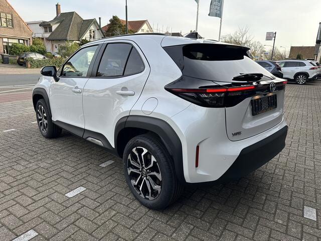 Toyota YARIS Cross 1.5 Hybrid 130 Dynamic + Comfort Pack dodehoekdetectie / stoelverwarming / stuurwielverwarming / parkeersensoren voor + achter / Navigatie / Apple Carplay / Android Auto / parkeercamera / 10 jaar Toyota garantie / rijklaarprijs incl. Toyota Pechhulp