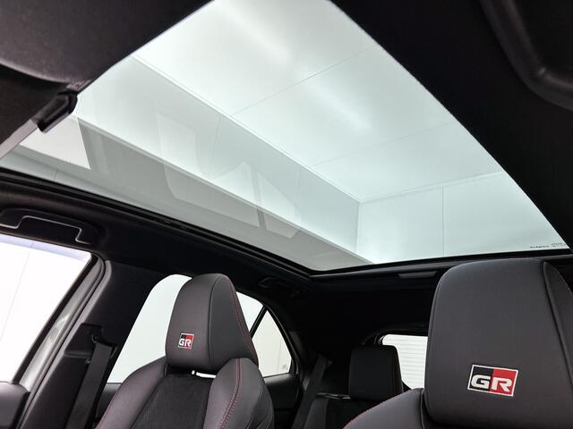 Toyota YARIS Cross 1.5 Hybrid GR Sport | Stoel en stuurwielverwarming | Dealeronderhouden | Panorama dak | Onderweg-naar-dealer