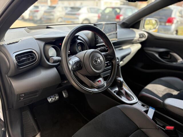 Toyota YARIS 1.5 Hybrid GR Sport | Head-Up Display | Keyless | Achteruitrijcamera | Navigatie | Two Tone | Stoelverwarming