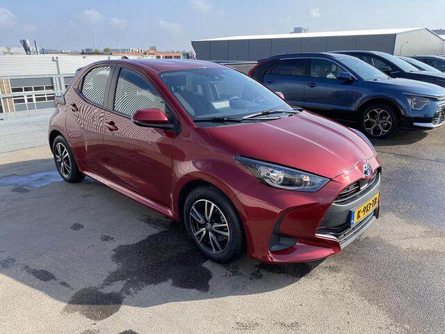 Toyota YARIS 1.5 Hybrid Active Lichtmetalen velgen + All-season banden, 1e eign. Nieuw geleverd, Navigatie, Achteruitrijcamera, Adaptieve cruise control