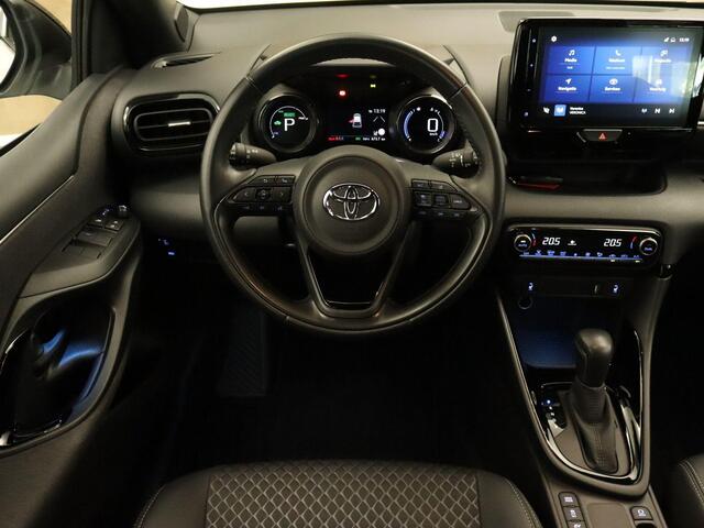 Toyota YARIS 1.5 Hybrid Bi-Tone - 100% ONDERHOUDEN! - NAVIGATIE - STOELVERWARMING - KEYLESS ENTRY & START - 17INCH ZWARTE LICHTMETALEN VELGEN - APPLE CARPLAY/ANDROID AUTO