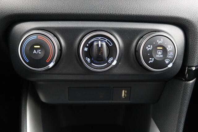 Toyota YARIS 1.5 VVT-i Business Plus | Airco | Trekhaak | Navigatie | 17 Inch all-weather |