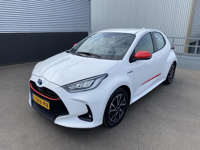 Toyota YARIS 1.5 Hybrid Dynamic Navigatie, Smart Key, LMV, NL-auto, Achteruitrijcamera, Adaptieve cruise control, LED, Volledige historie