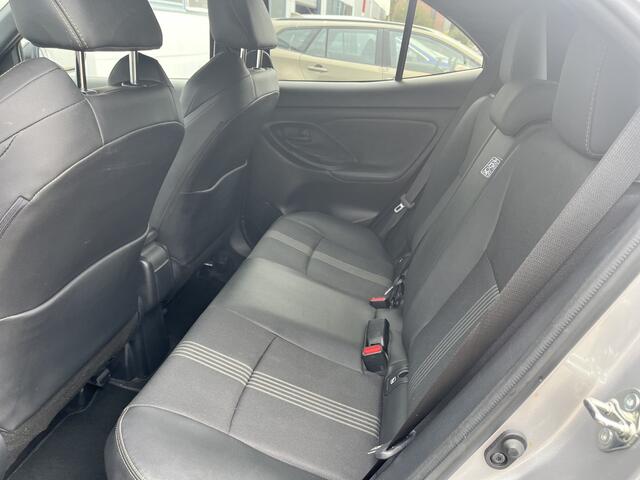 Toyota YARIS Cross 1.5 Hybrid Adventure Dealer Onderhouden Treeplanken PDC Stoel Stuur verwarmd