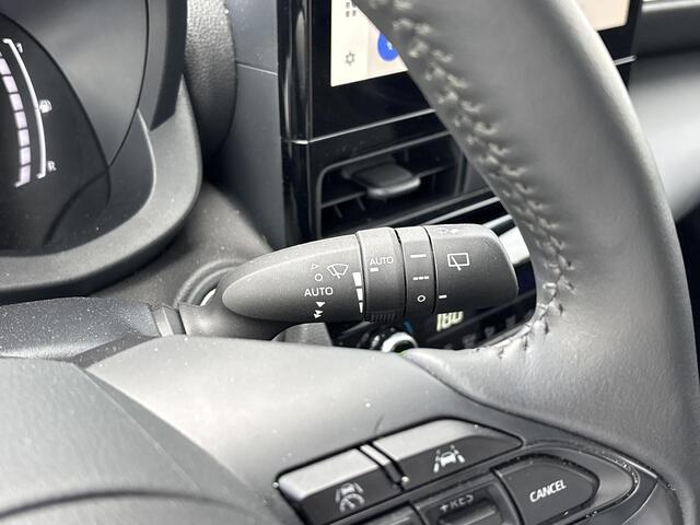 Toyota YARIS Cross 1.5 Hybrid 115 Dynamic **DODEHOEK DETECTIE/ STUURVERWARMING/ PARKEERSENSOREN**