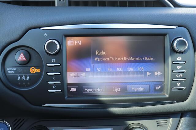 Toyota YARIS 1.5 Hybrid Premium, Pano, Halfleder, Parkeerhulpcamera, Dealer onderhouden!