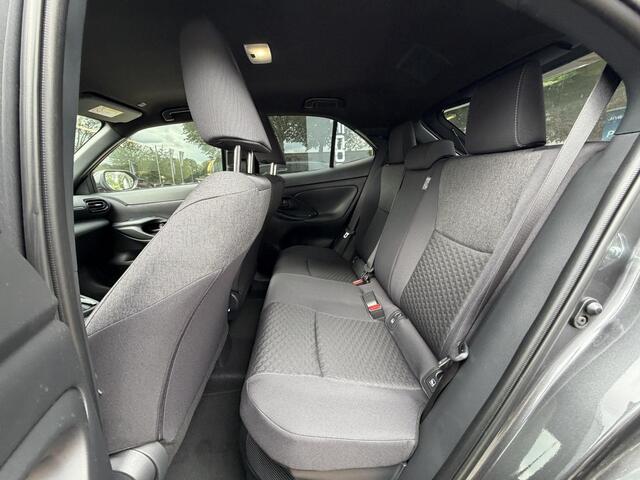 Toyota YARIS Cross 1.5 Hybrid 130 Dynamic | Dodehoekdetectie | Stuur- stoel en voorruitverwarming | Achteruitrijcamera met sensoren voor en achter | NIEUW!