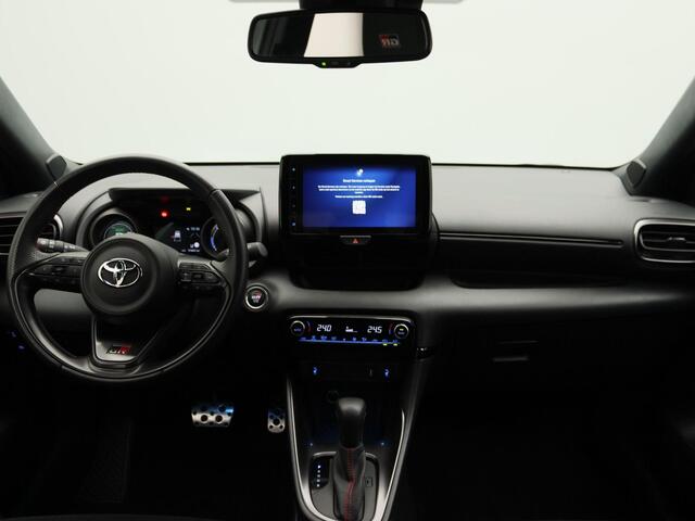 Toyota YARIS 1.5 Hybrid GR Sport | Apple Carplay/Android | cruise control adaptief | electronic climate control | lederen/microvezel bekleding | LED koplampen | lichtmetalen velgen multi-spaaks 18" |