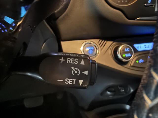 Toyota YARIS 1.5 Hybrid Bi-Tone Luxe en nette auto slechts 72366 KM met stoelverwarming, parkeersensoren etc