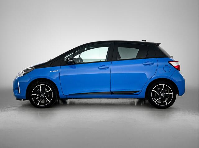 Toyota YARIS 1.5 Hybrid SkyBlue | Panoramadak | Trekhaak | Safety Pakket | LED | PDC voor en achter | Unieke Uitvoering |