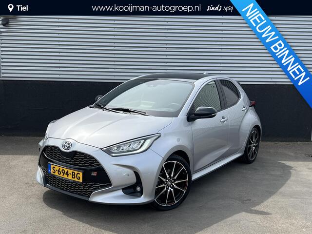 Toyota YARIS 1.5 Hybrid GR Sport Panoramadak, dodehoekdetectie, Stoel- & Stuurwiel verwarmd, LMV, JBL, HUD, 1e eign. Nieuw geleverd en dealeronderhouden