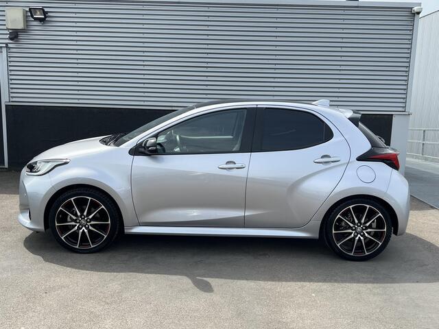 Toyota YARIS 1.5 Hybrid GR Sport Panoramadak, dodehoekdetectie, Stoel- & Stuurwiel verwarmd, LMV, JBL, HUD, 1e eign. Nieuw geleverd en dealeronderhouden
