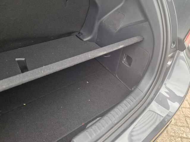 Toyota YARIS 1.5 Hybrid 130 Executive All season banden slecht 12000 km!!