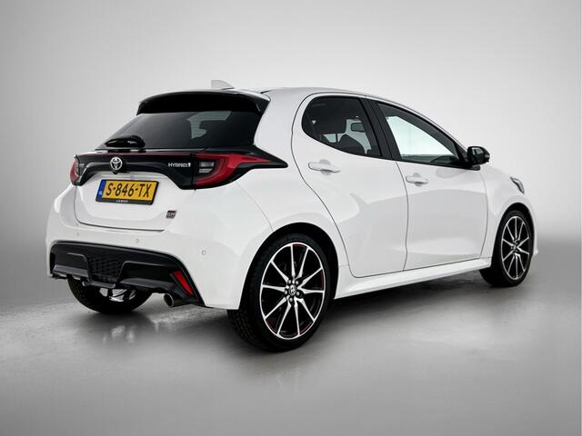 Toyota YARIS 1.5 Hybrid GR Sport Premium Pack | BTW Voertuig | JBL | Head-Up Display | Dodehoek detectie | Panoramadak | Stoel+stuurverwarming | Parkeersensoren voor+ achter | Draadloze telefoonlader | Cruise control adaptive |