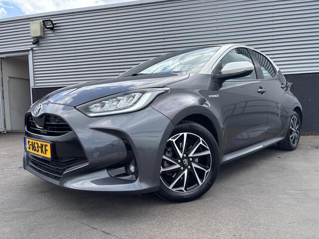 Toyota YARIS 1.5 Hybrid Executive Bi-tone edition Navigatie, Dodehoekdetectie, HUD, Parkeersensoren voor + achter, LED, Smart Key, Adaptieve cruise control