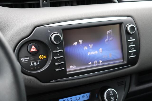 Toyota YARIS 1.5 Hybrid Energy Plus Lm velgen, Getinte ramen